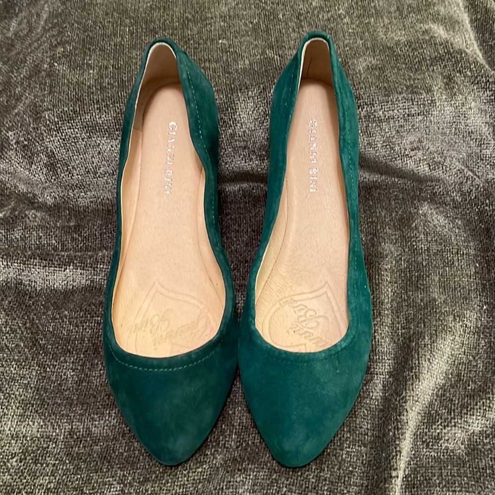 Gianni Bini emerald green suede flats